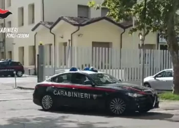 Aggredito con un coltello carabiniere spara, due feriti