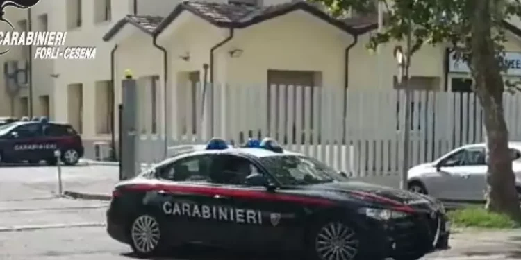 Aggredito con un coltello carabiniere spara, due feriti