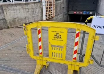 Auto incendiata nel parcheggio del mercato civico di Sassari