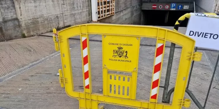 Auto incendiata nel parcheggio del mercato civico di Sassari