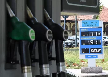 Truffa e botte al distributore di benzina, due denunciati