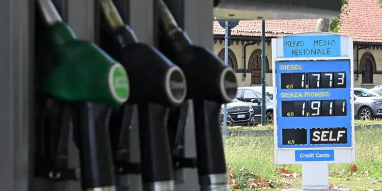 Truffa e botte al distributore di benzina, due denunciati