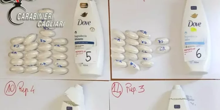 Sbarca con 1 kg di cocaina nei flaconi di bagnoschiuma, arrestato