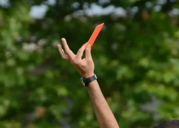 Dà un calcio all’arbitro che lo ha espulso, denunciato