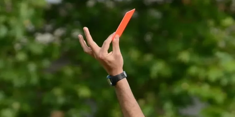 Dà un calcio all’arbitro che lo ha espulso, denunciato