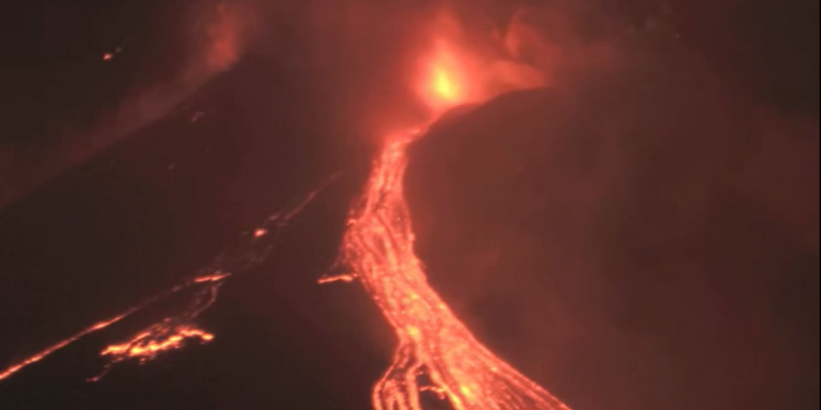 Etna, esplosioni nel cratere sud-est. Ricaduta di cenere a Zafferana Etnea
