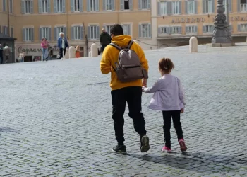 Inps, nel 2025 3 mesi di congedo parentale pagati all’80%