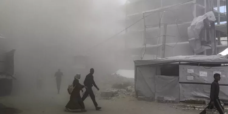 Altro orrore a Gaza, l’esercito israeliano bombarda gli sfollati che dormivano in una scuola: almeno 33 i morti