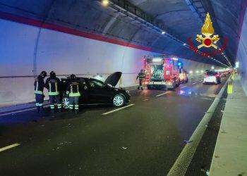 Scontro tra due auto sulla 131 dcn: feriti sotto osservazione