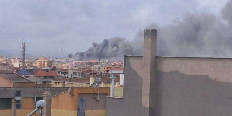 Incendio nella zona industriale di Porto Torres