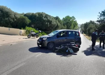 Scontro auto-moto alle porte di Alghero, scooterista ferito