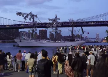 Due morti nello schianto di una nave sul ponte di Brooklyn