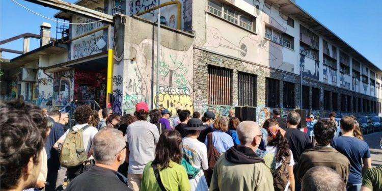 Leoncavallo, il presidio contro il 132º sfratto del centro sociale: tutto rinviato al 15 luglio