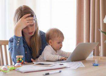 “In Italia, una mamma su 5 smette di lavorare”: ecco cosa è la child penalty