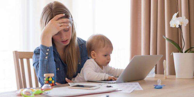 “In Italia, una mamma su 5 smette di lavorare”: ecco cosa è la child penalty