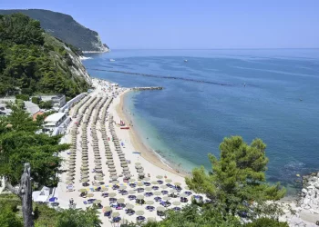 Estate: 66 milioni turisti e 267 milioni presenze, bene italiani