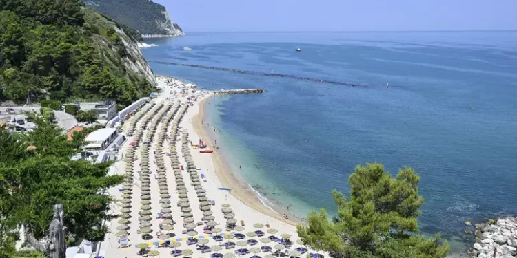 Estate: 66 milioni turisti e 267 milioni presenze, bene italiani