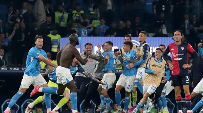 Calcio, il Cagliari perde due a zero a Napoli, festa scudetto allo Stadio Maradona