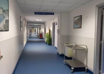 Infastidisce medici e aggredisce poliziotti in ospedale