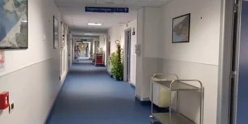 Infastidisce medici e aggredisce poliziotti in ospedale