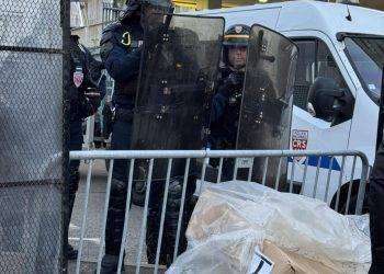 Tensione in Corsica, scontri tra manifestanti e polizia davanti alla stazione di polizia di Bastia
