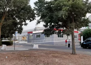 Insulta e tenta di aggredire infermiere al Policlinico Casula