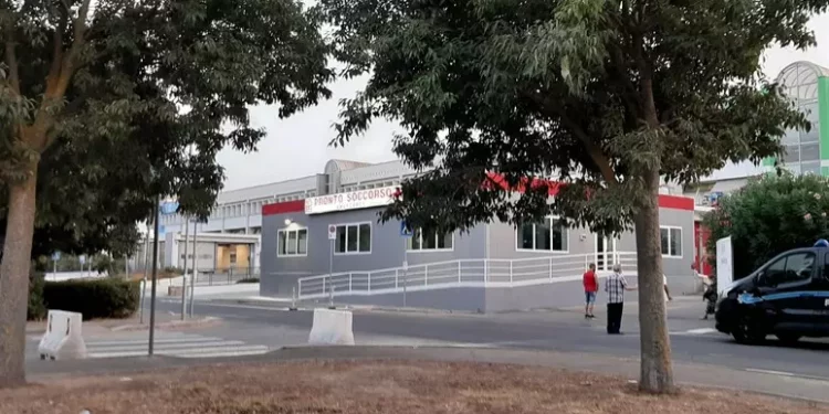 Insulta e tenta di aggredire infermiere al Policlinico Casula