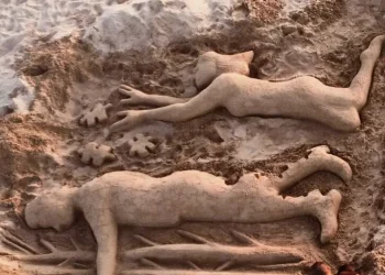 Giovane scomparso in Gallura, scultura di sabbia per ricordarlo