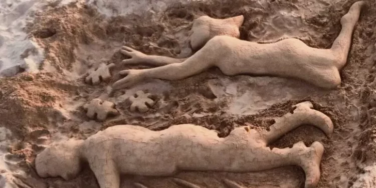 Giovane scomparso in Gallura, scultura di sabbia per ricordarlo