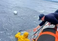 Cade in mare dalla barca, soccorso pescatore in ipotermia