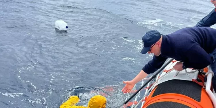 Cade in mare dalla barca, soccorso pescatore in ipotermia