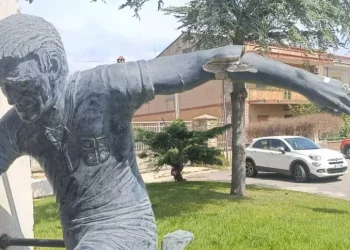 Danneggia la statua di Gigi Riva poi confessa, ‘ero ubriaco’