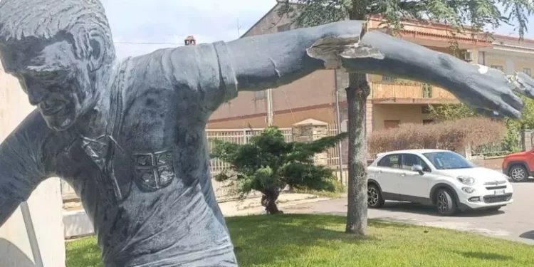 Danneggia la statua di Gigi Riva poi confessa, ‘ero ubriaco’