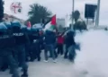Tensione a corteo pro Pal a Cagliari, polizia spintona con caschi e scudi