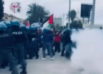 Tensione a corteo pro Pal a Cagliari, polizia spintona con caschi e scudi