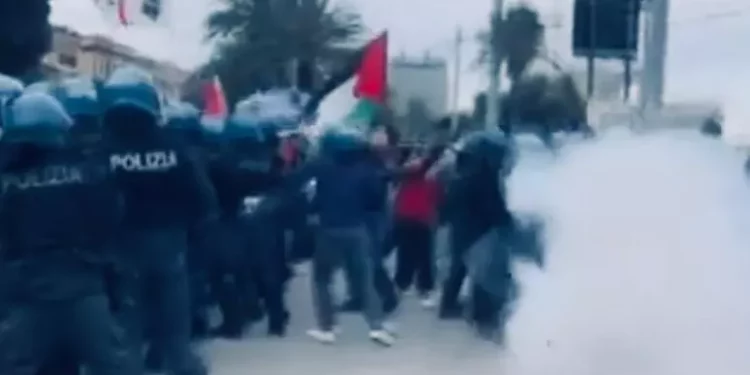 Tensione a corteo pro Pal a Cagliari, polizia spintona con caschi e scudi