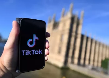TikTok viola norme digitali Ue, ‘serve trasparenza su spot’