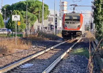 Travolta e uccisa dal treno a 14 anni, aveva le cuffie