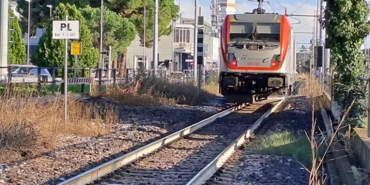 Travolta e uccisa dal treno a 14 anni, aveva le cuffie