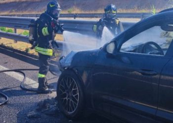 Marrubiu, auto prende fuoco sulla SS 131