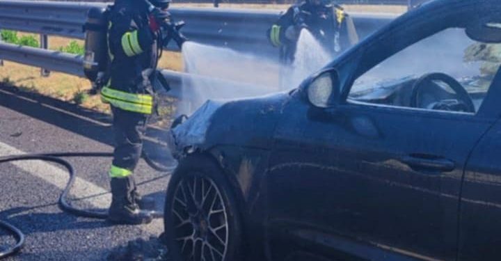 Marrubiu, auto prende fuoco sulla SS 131