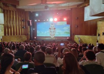 Arturo Brachetti incanta il pubblico di Cagliari, da Pavarotti a Michael Jackson: i mille volti del grande trasformista