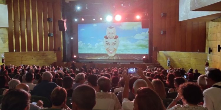 Arturo Brachetti incanta il pubblico di Cagliari, da Pavarotti a Michael Jackson: i mille volti del grande trasformista