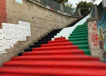 Una gradinata di Orgosolo si tinge dei colori della Palestina