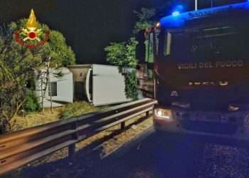 Incidente nella notte sulla SS 131: camion si ribalta ed esce di strada