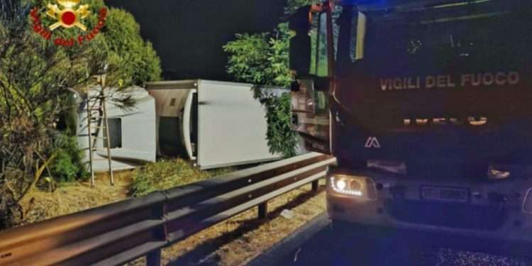 Incidente nella notte sulla SS 131: camion si ribalta ed esce di strada