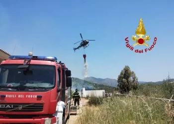 Case minacciate da un vasto incendio alla periferia di Irgoli