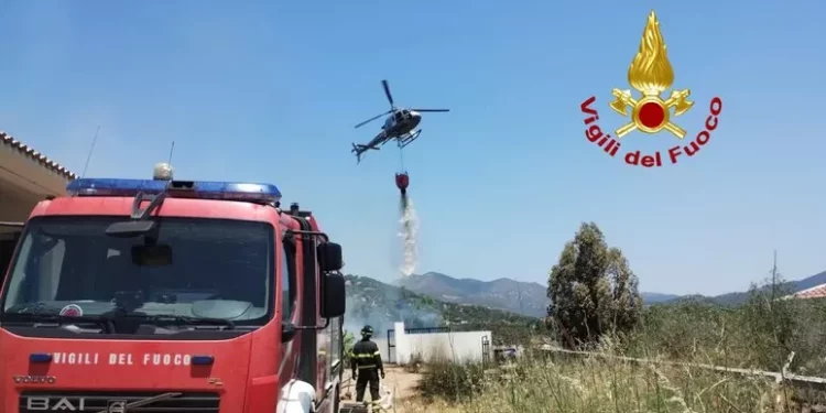 Case minacciate da un vasto incendio alla periferia di Irgoli