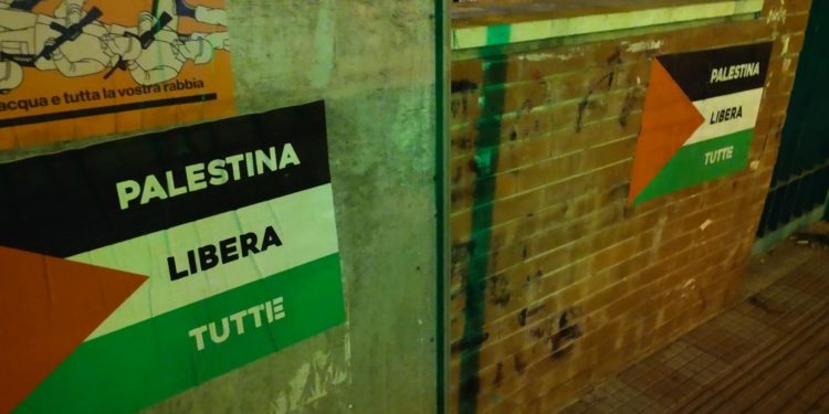 Manifesti Pro Palestina a Cagliari, centinaia in tutta la città