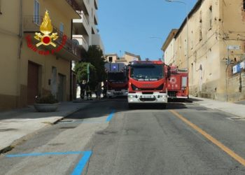 Nuoro, fiamme in una abitazione: sul posto i Vigili del Fuoco